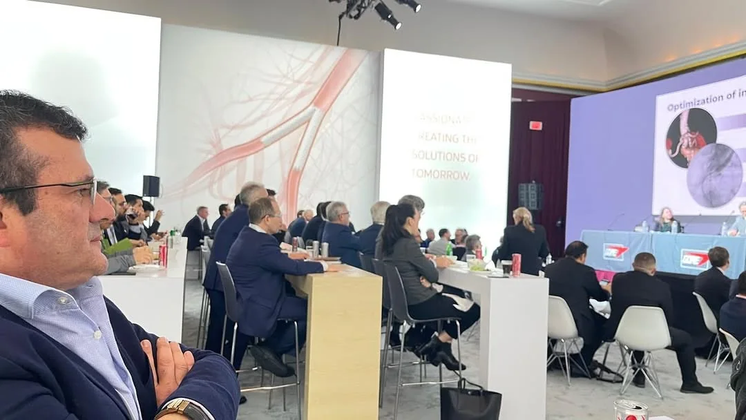 El Dr. Elver Camacho Ángel asistiendo a un congreso internacional de cirugía vascular y endovascular